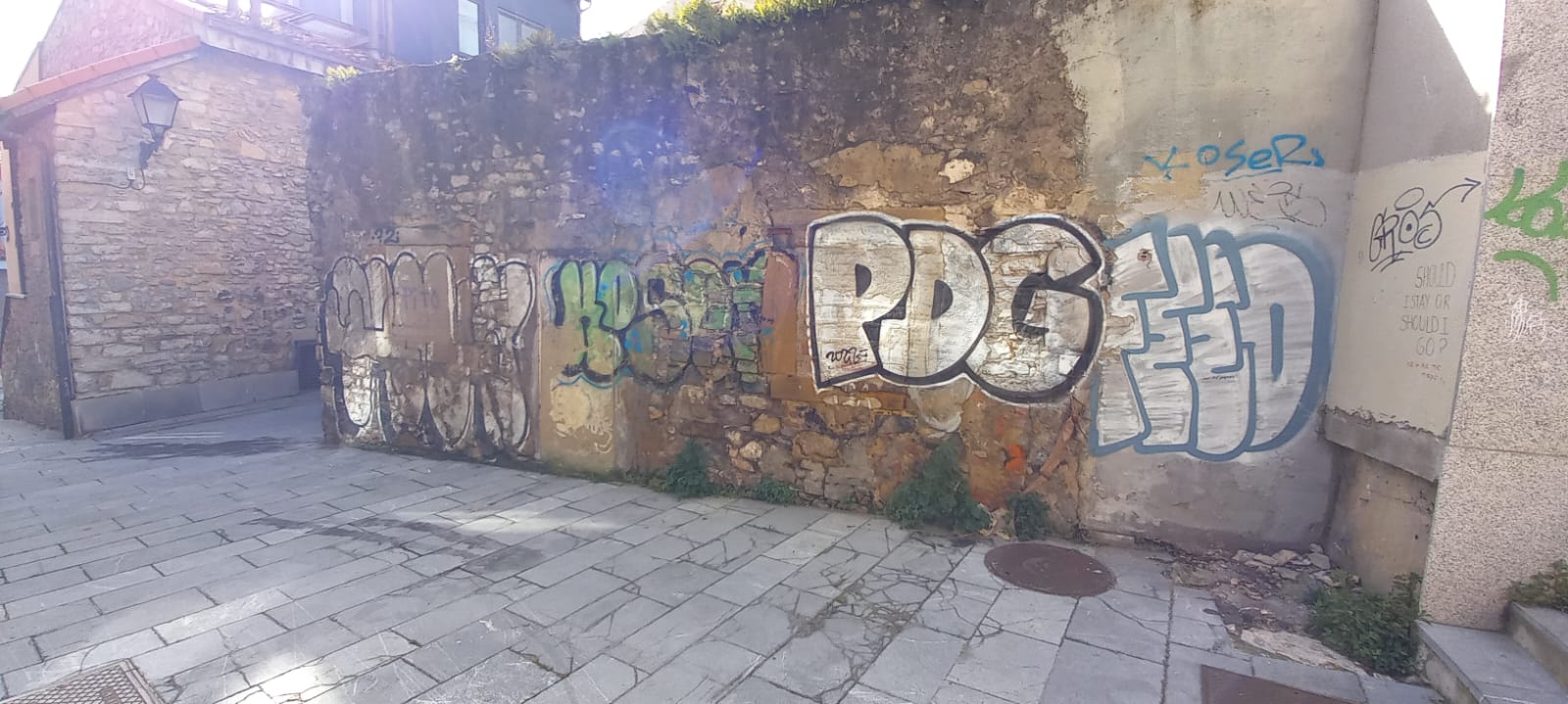 Las pintadas degradan el barrio histórico de Cimavilla