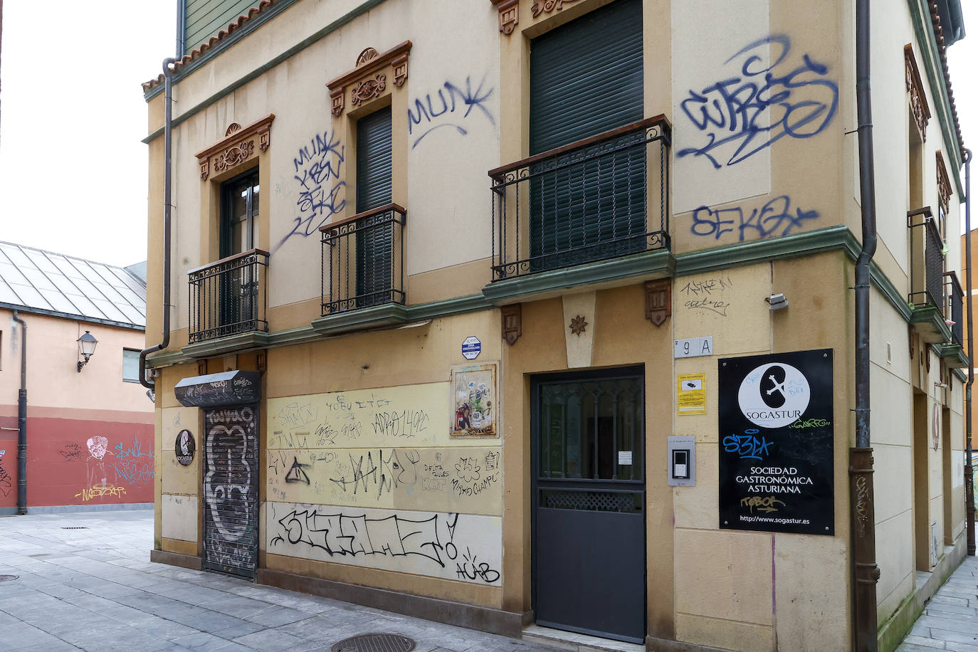 Las pintadas degradan el barrio histórico de Cimavilla