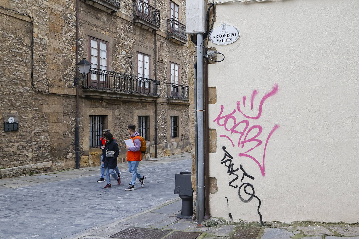 Las pintadas degradan el barrio histórico de Cimavilla