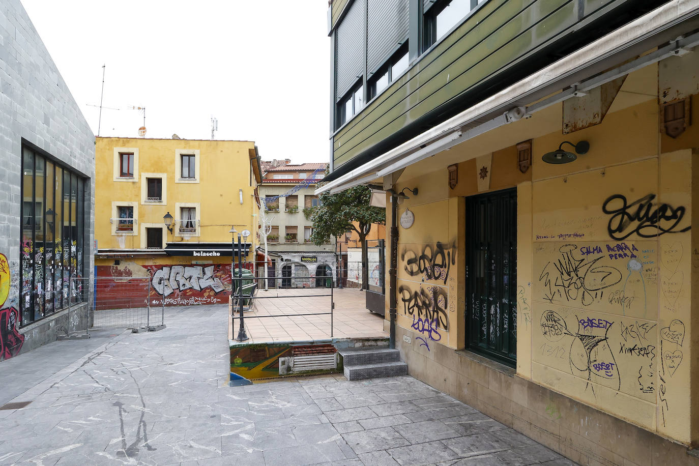 Las pintadas degradan el barrio histórico de Cimavilla