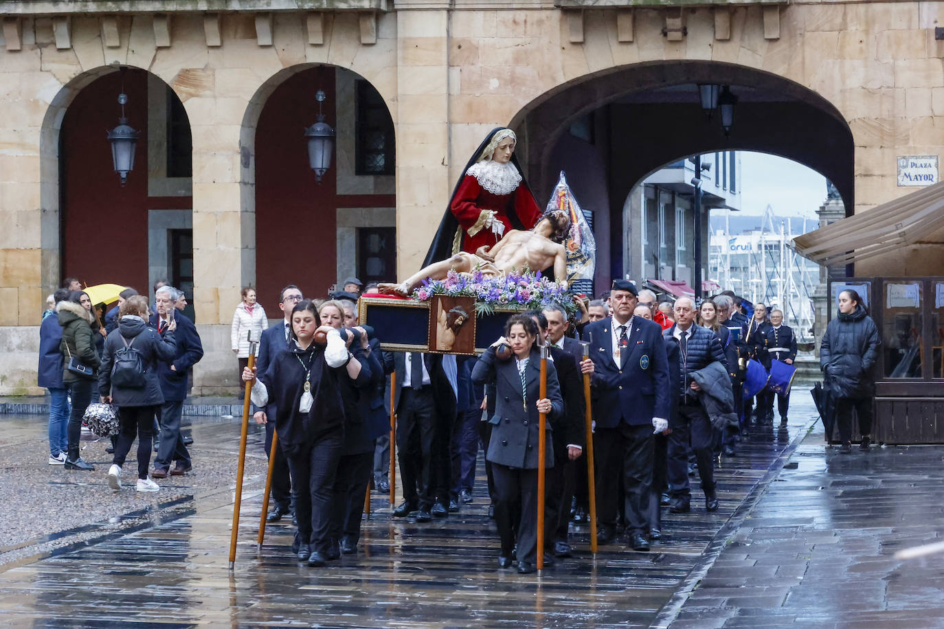 El traslado de la imagen de La Piedad anticipa las procesiones