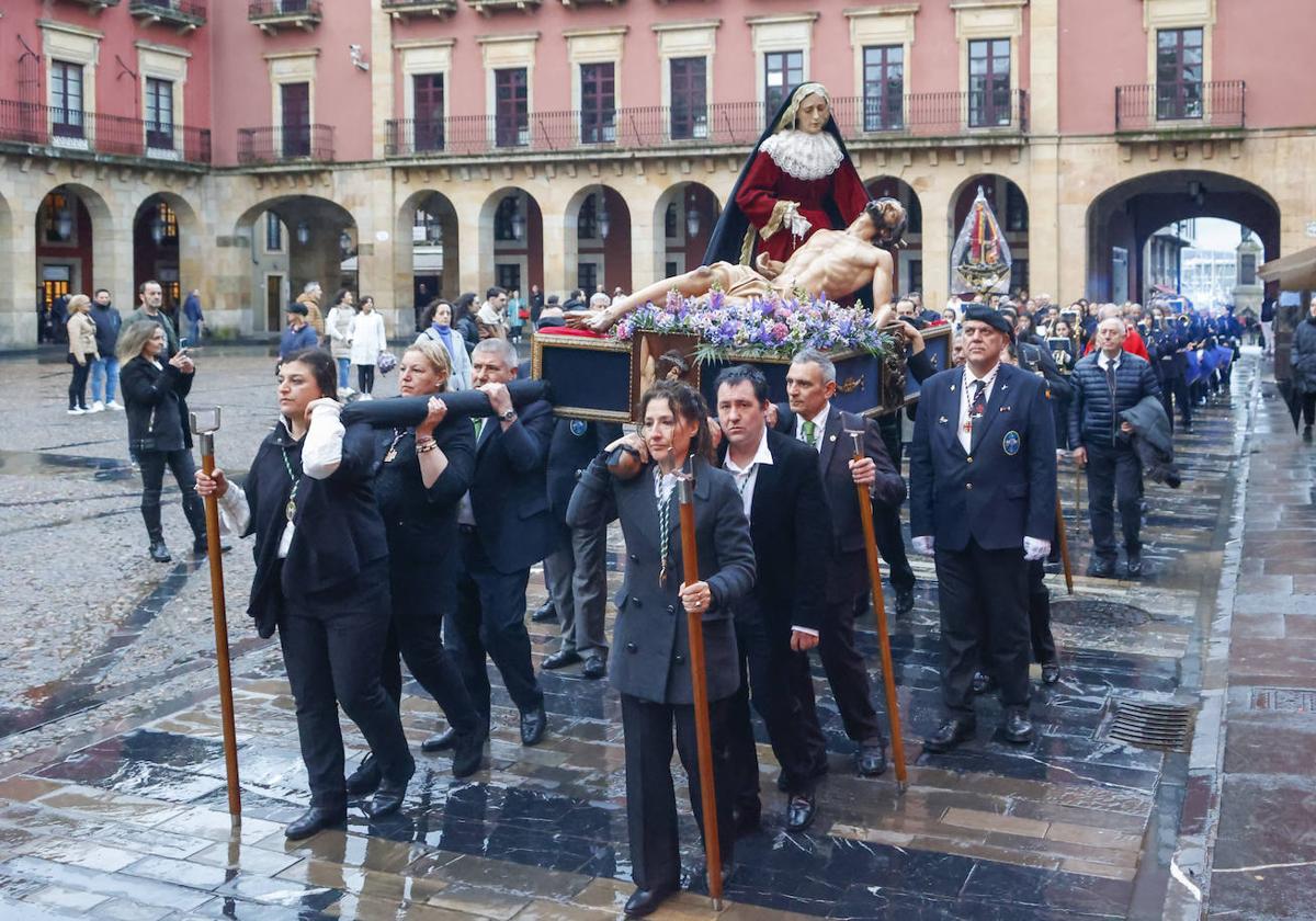 El traslado de la imagen de La Piedad anticipa las procesiones