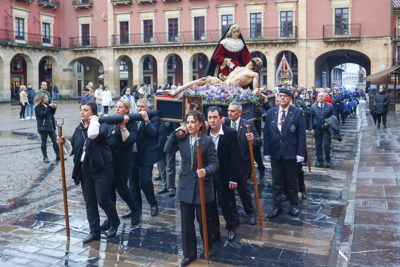 El traslado de la imagen de La Piedad anticipa las procesiones