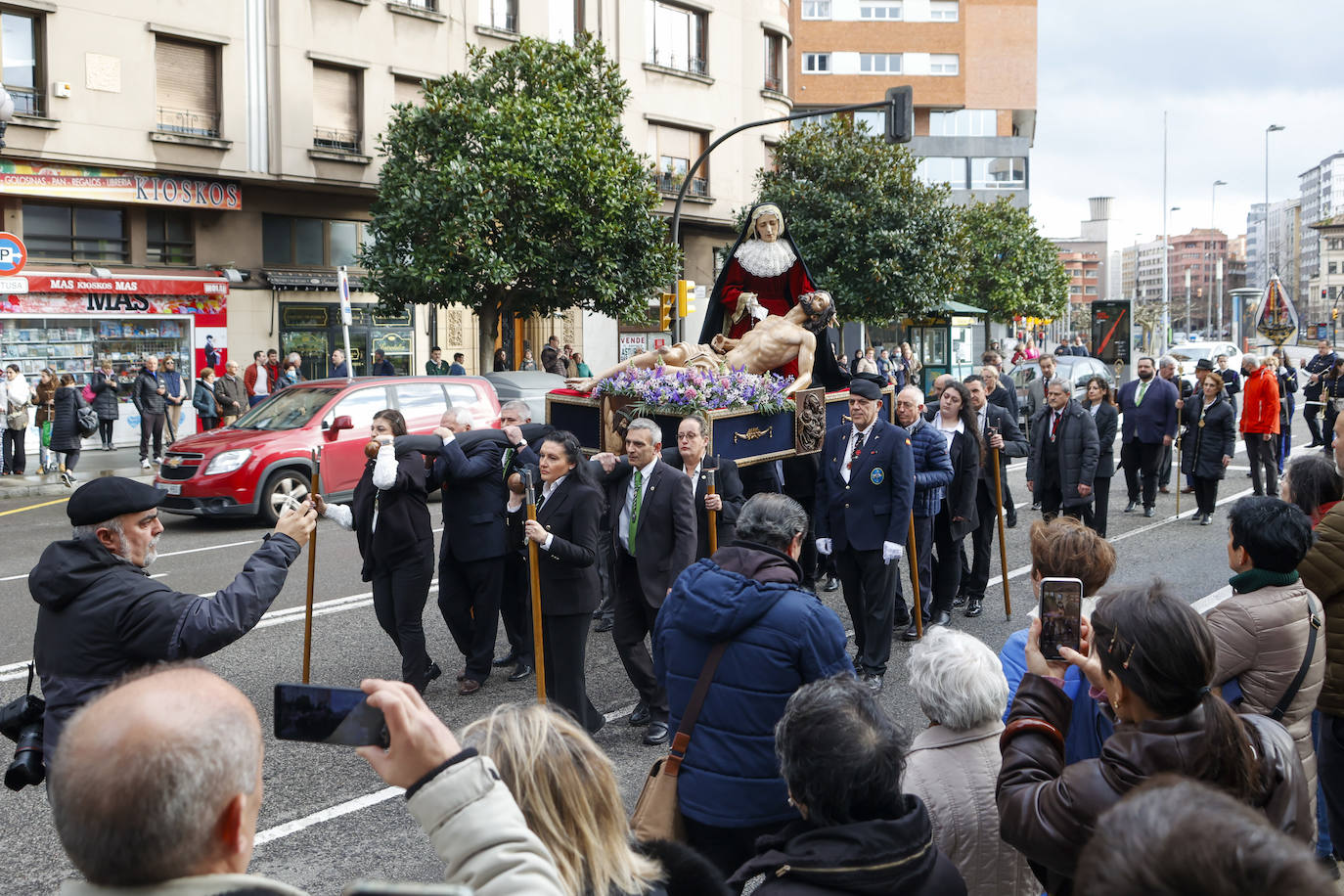 El traslado de la imagen de La Piedad anticipa las procesiones