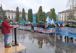 Pescadores asturianos y gallegos, unidos en Oviedo contra la instalación de parques marinos.