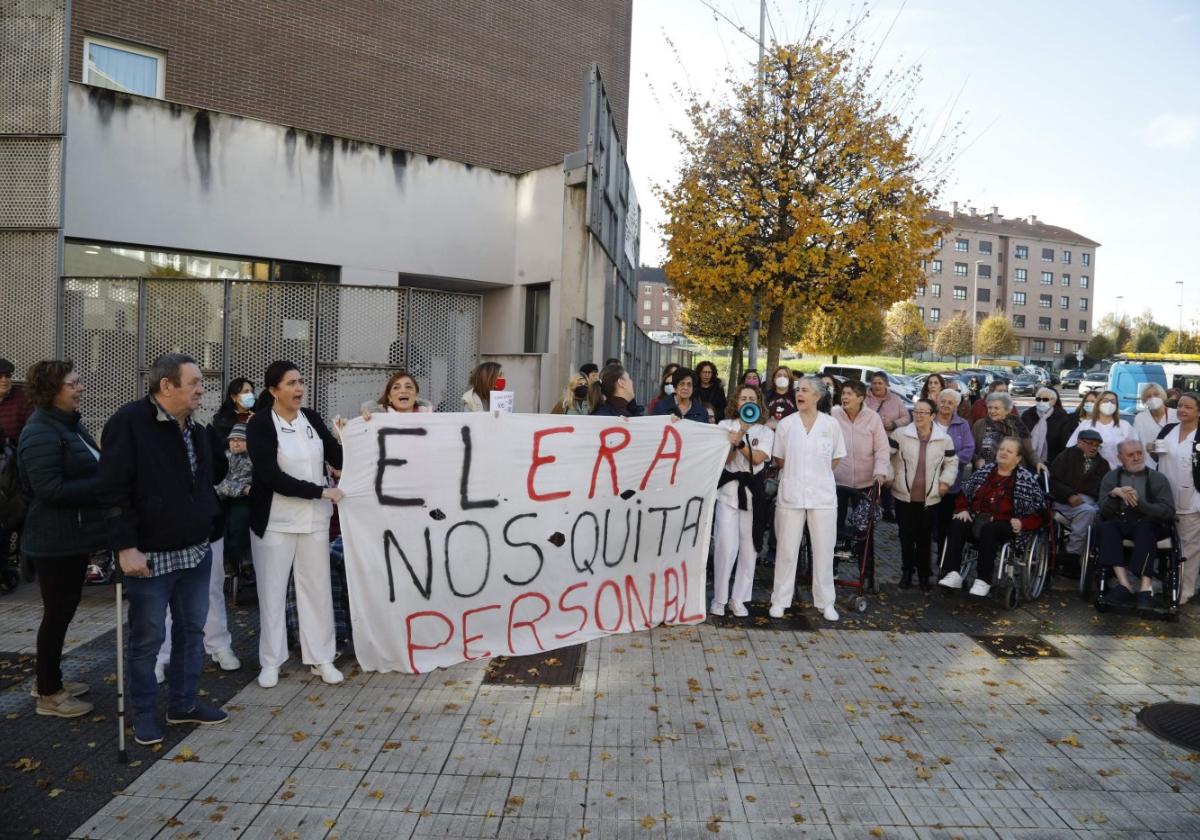 Una de las protestas de trabajadores, usuarios y familiares por la falta de personal en la residencia pública Aurora Álvarez.