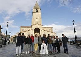 Los cofrades Miguel Goñi, Jorge Montero, María Antonia Martínez, Álvaro Fernández, Elena Martín, Andrea Cosío, Diego Villán, Fran Martín, Miguel y Pablo Fernández-Peña, Noemí Martínez, Alegra Álvarez e Iván Caveda, con Inés Rodríguez delante, en el Campo Valdés.