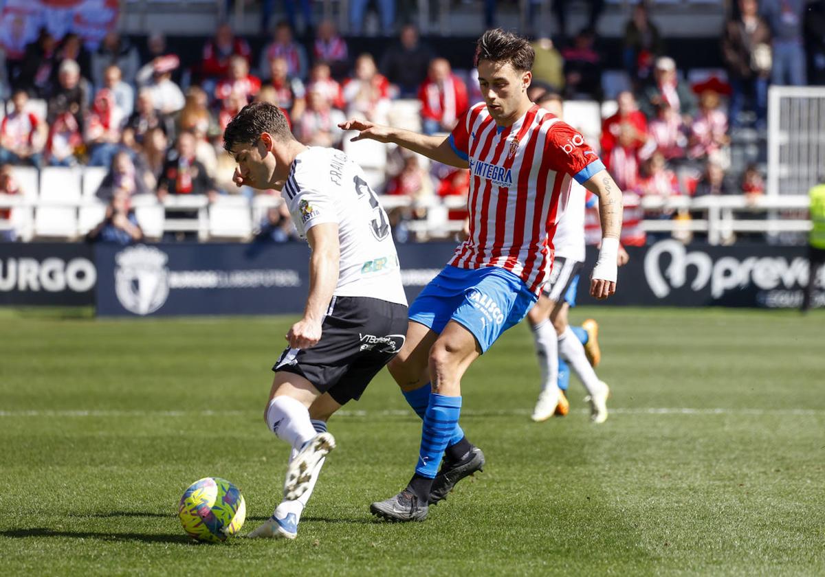 Jugada en el encuentro entre el Sporting y el Burgos en El Plantío.