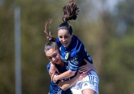 Isina y Sara Bermell -que acabó lesionada- durante la celebración del gol de la victoria.