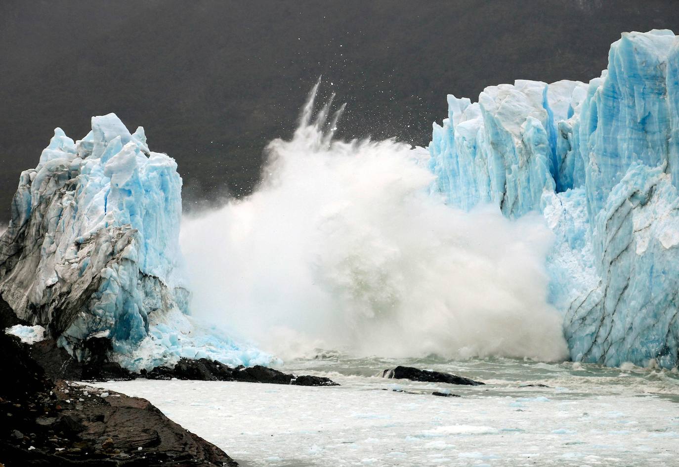 En esta foto tomada el 10 de marzo de 2016 un puente de hielo se rompe en la pared del glaciar Perito Moreno ubicado en el Parque Nacional Los Glaciares, Argentina. Con una formación de hielo de 250 km2 , y con 30 km de longitud, el Perito Moreno es uno de los 48 glaciares alimentados por el Campo de Hielo Patagónico Sur ubicado en la cordillera de los Andes.