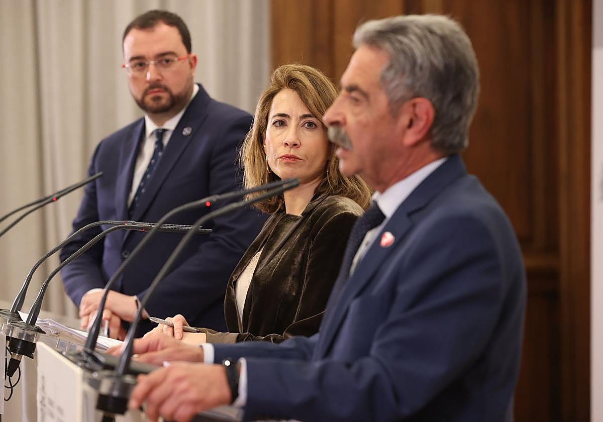 El presidente Adrián Barbón y la ministra Raquel Sánchez observan al presidente Miguel Ángel Revilla dando explicaciones tras firmar los 'Acuerdos de la Castellana'.