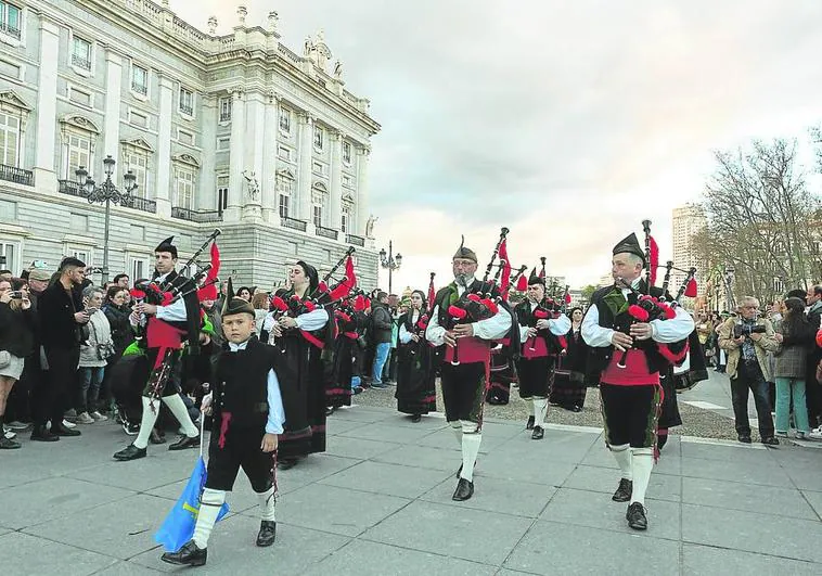 La Banda de Gaitas de Corvera encabezó la comitiva, formada por trescientos músicos.