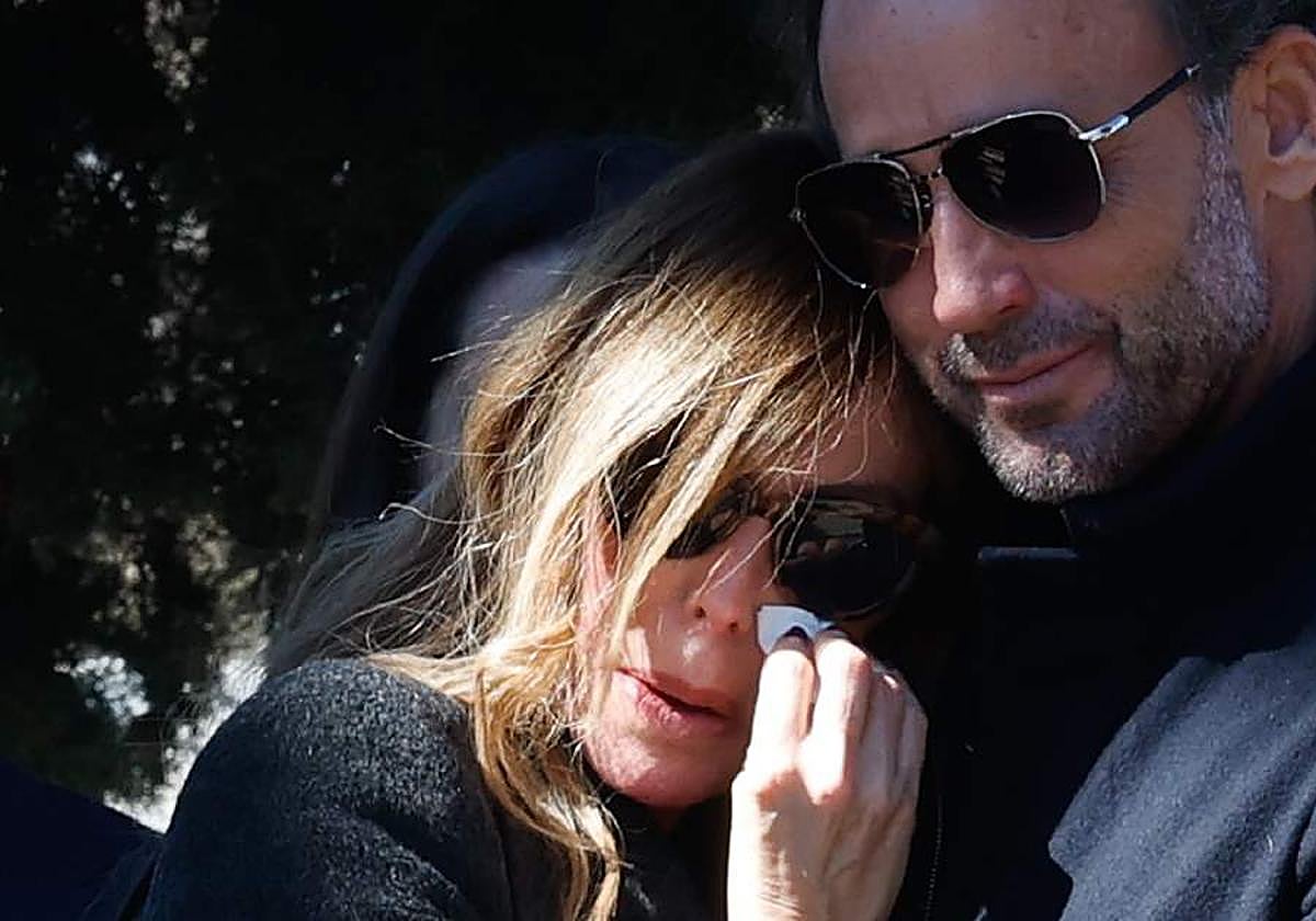 Lara Dibildos se abraza a Álvaro Muñoz Escassi.