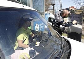 Un empleado de seguridad en Roces ayuda a un usuario durante su registro.