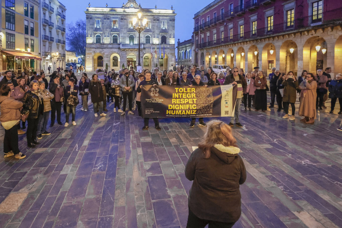 Cadena humana contra el racismo en Gijón