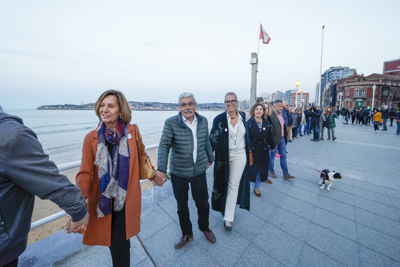 Cadena humana contra el racismo en Gijón