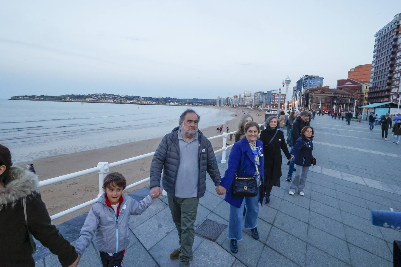 Cadena humana contra el racismo en Gijón