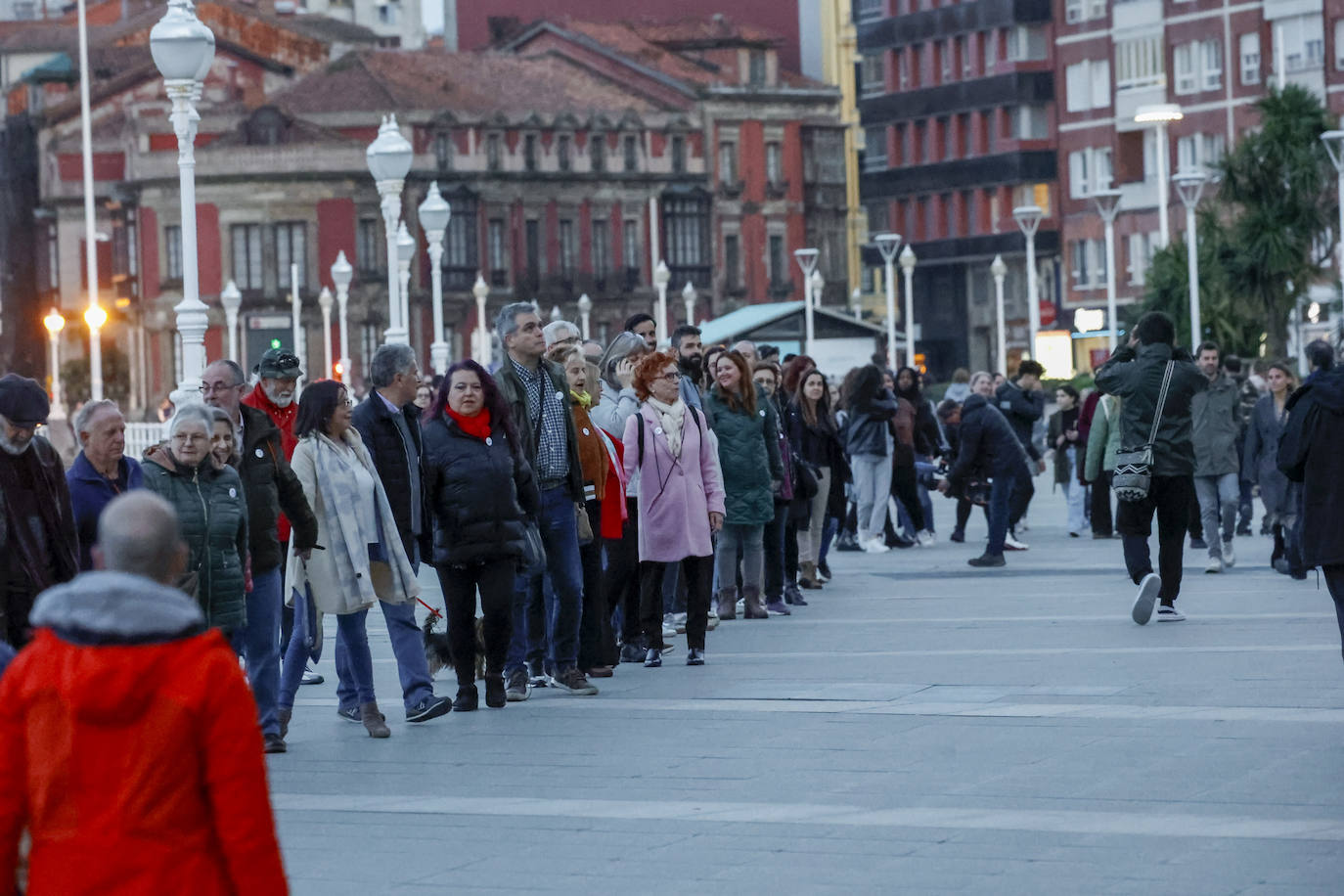 Cadena humana contra el racismo en Gijón