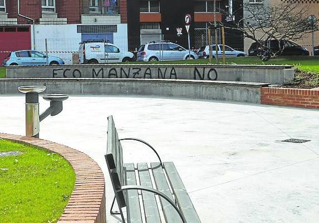 Pintada contra la ecomanzana en la nueva zona verde de la calle Costa Rica, donde ya existe plataforma única.