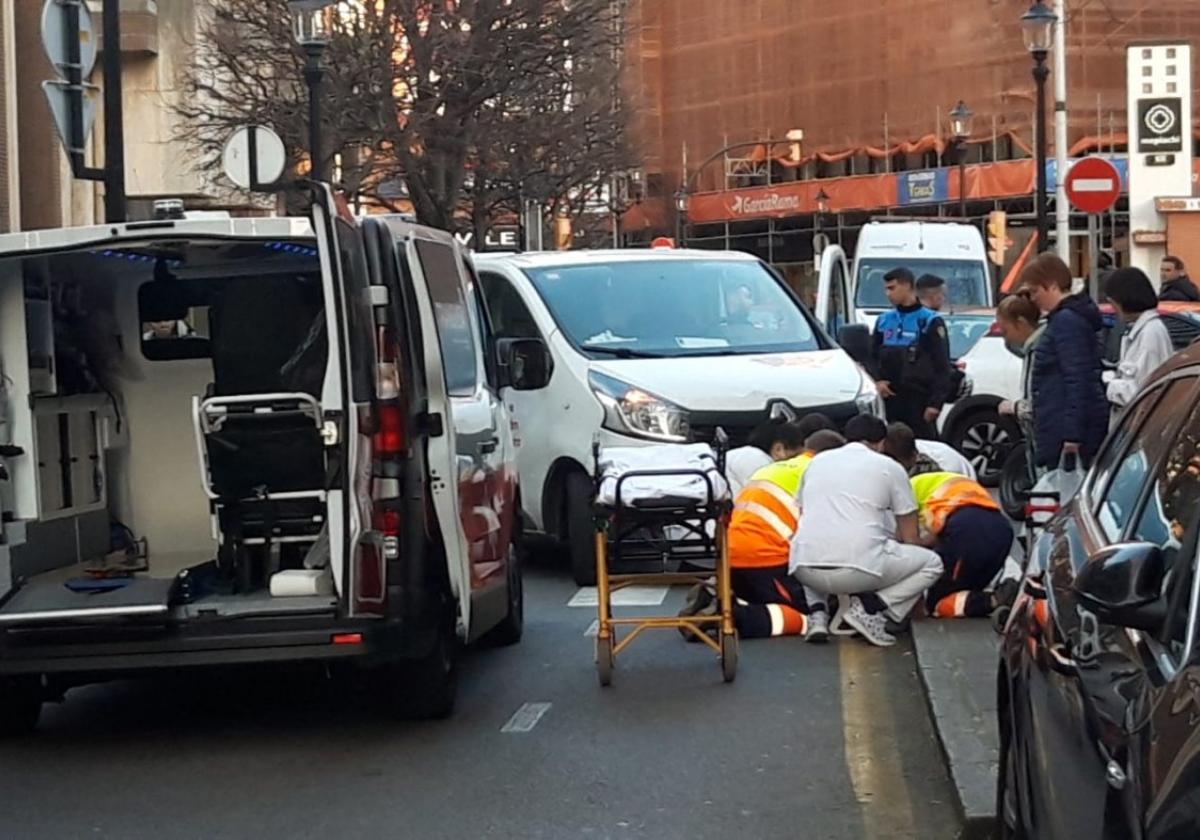 Médicos de la Cruz Roja atendieron a la mujer en la calle Uría.