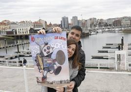 Los dueños de la editorial Hoja de Lata, con un póster promocional.