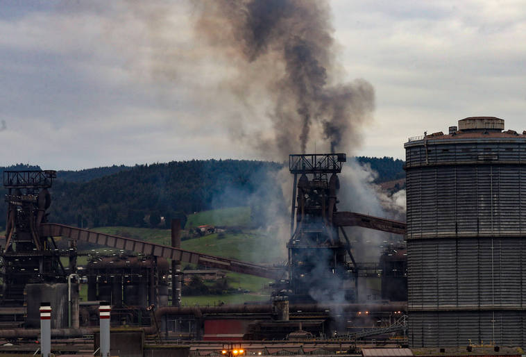 El horno alto 'A', envuelto en una gran humareda provocada por el incendio.