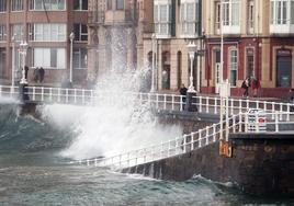 Fuerte oleaje en El Muro de la playa San Lorenzo de Gijón, durante la tarde de este jueves.