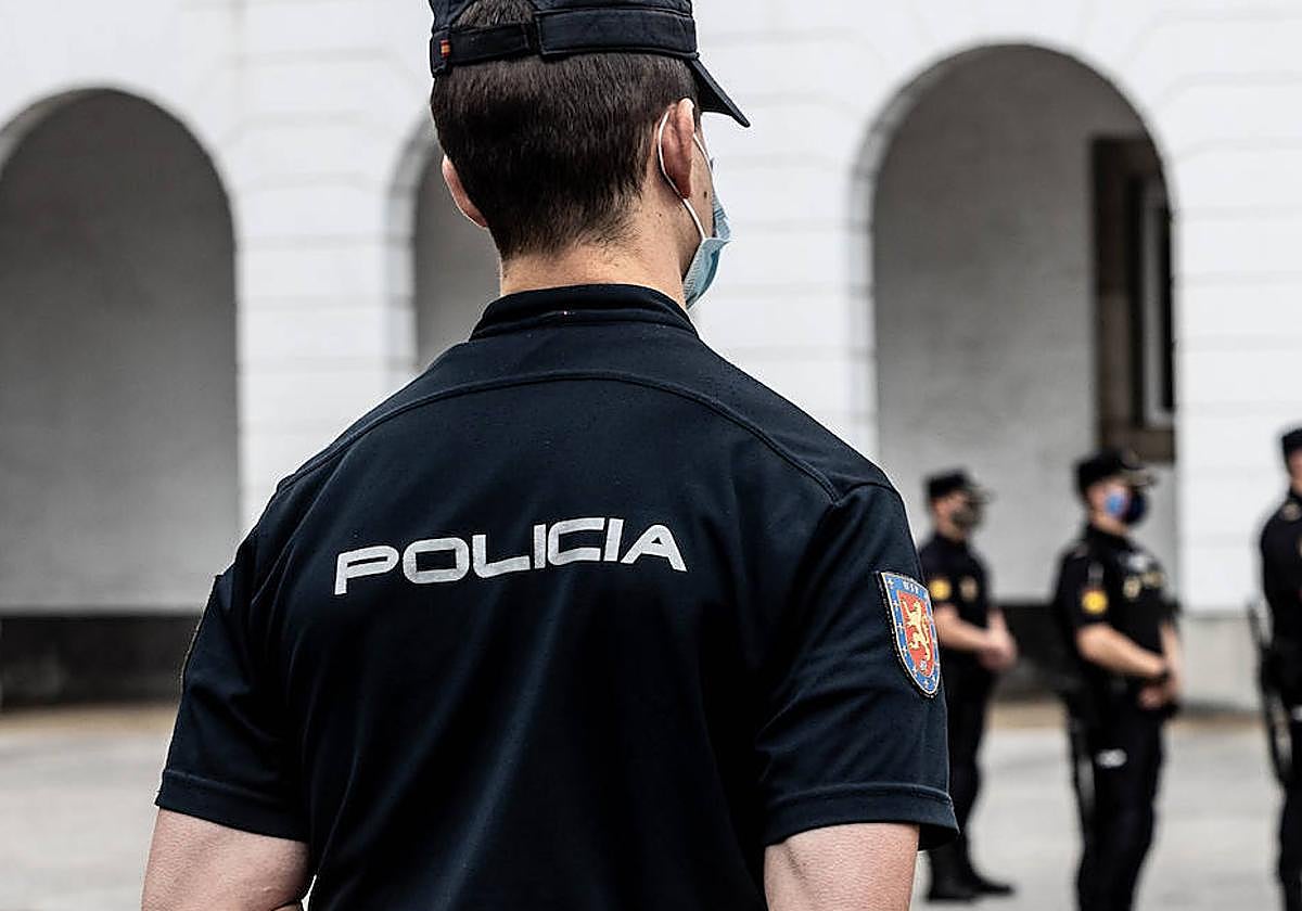 Imagen de archivo de agentes de la Policía Nacional, en Oviedo.