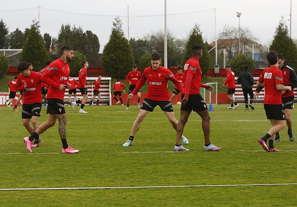 Jeraldino y Milovanovic, que no cuentan para el técnico, durante el entrenamiento de ayer en Mareo.