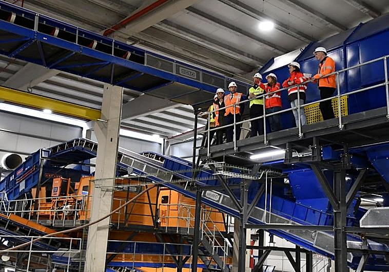 El presidente recibe explicaciones sobre el futuro funcionamiento de la planta.