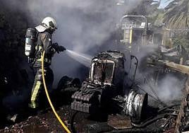 Bomberos trabajan en la extinción de las llamas en Grado.