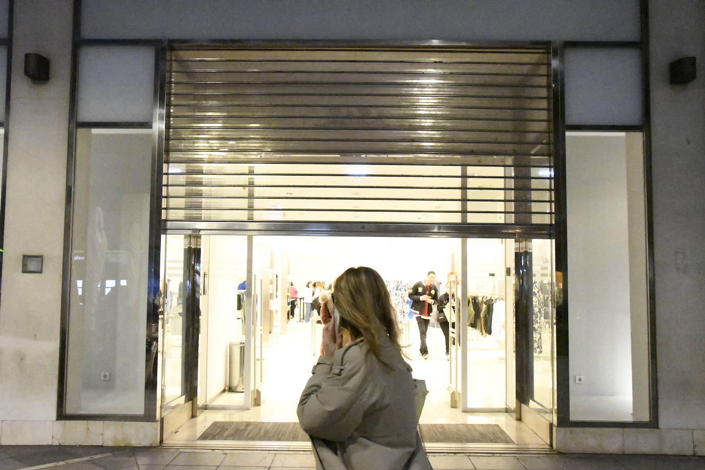 Adiós a Zara en Avilés entre aplausos y lágrimas