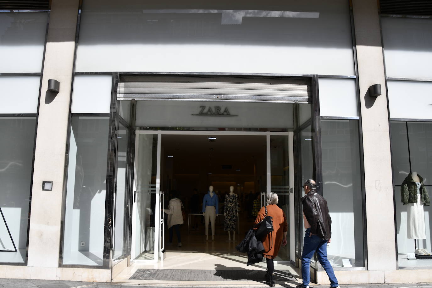 Adiós a Zara en Avilés entre aplausos y lágrimas