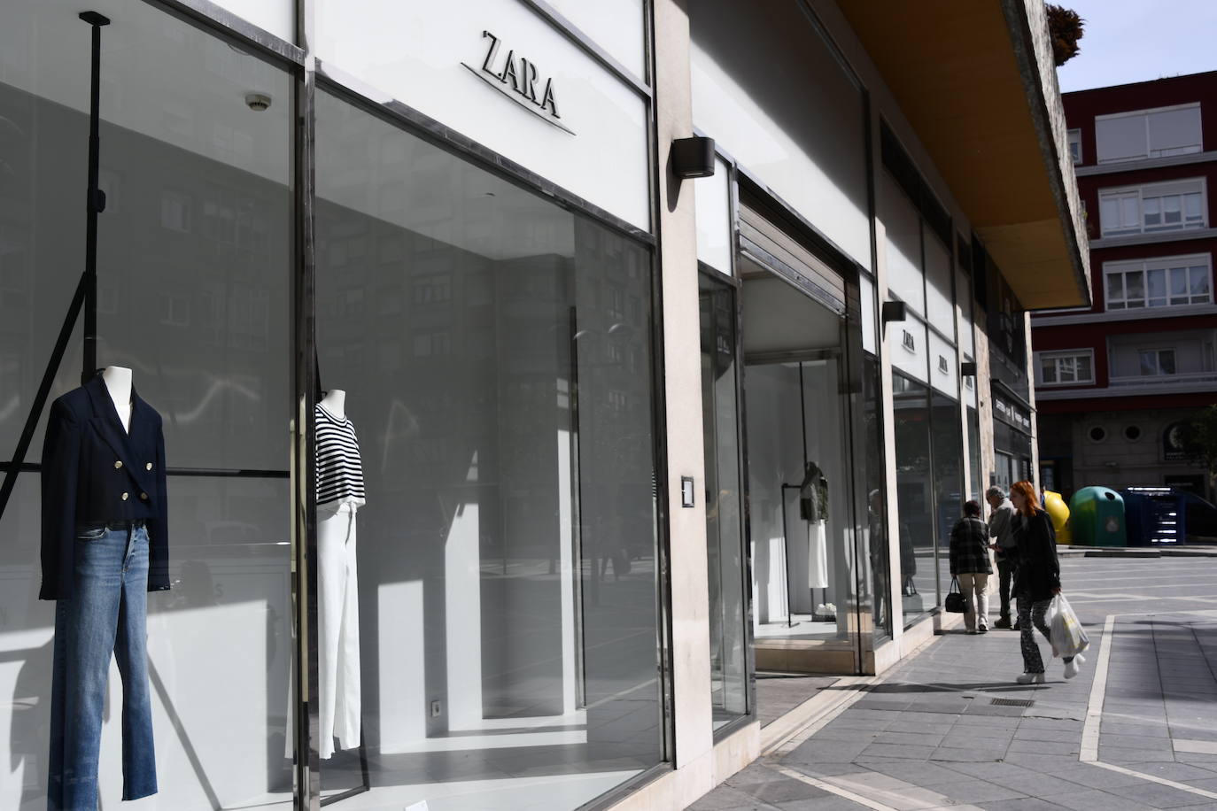 Adiós a Zara en Avilés entre aplausos y lágrimas