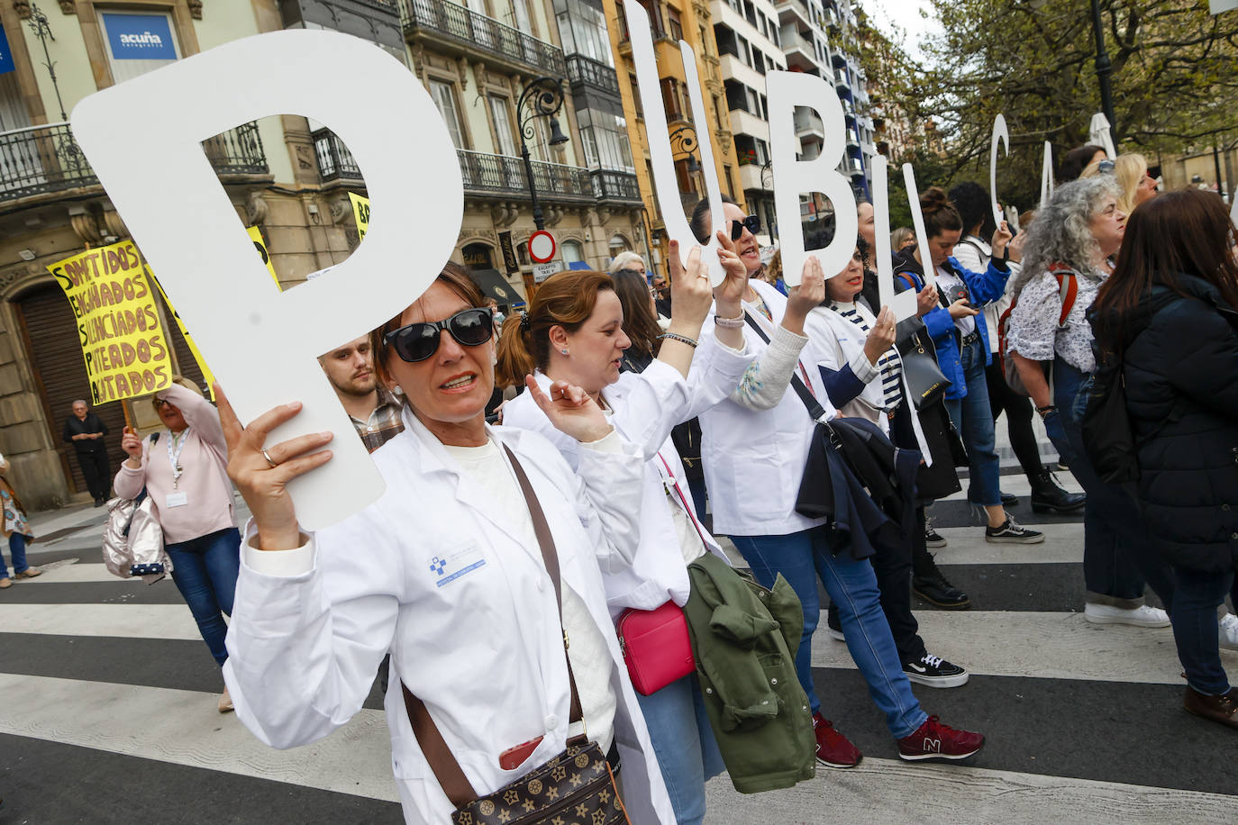 Multitudinaria protesta de sanitarios en Gijón: «No es por dinero, consejero»