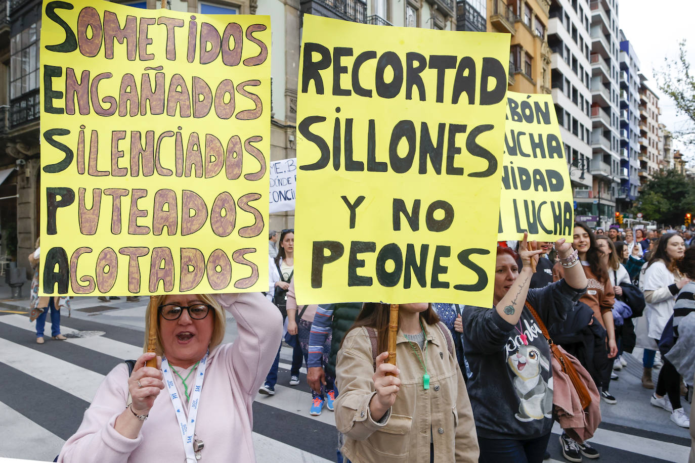 Multitudinaria protesta de sanitarios en Gijón: «No es por dinero, consejero»