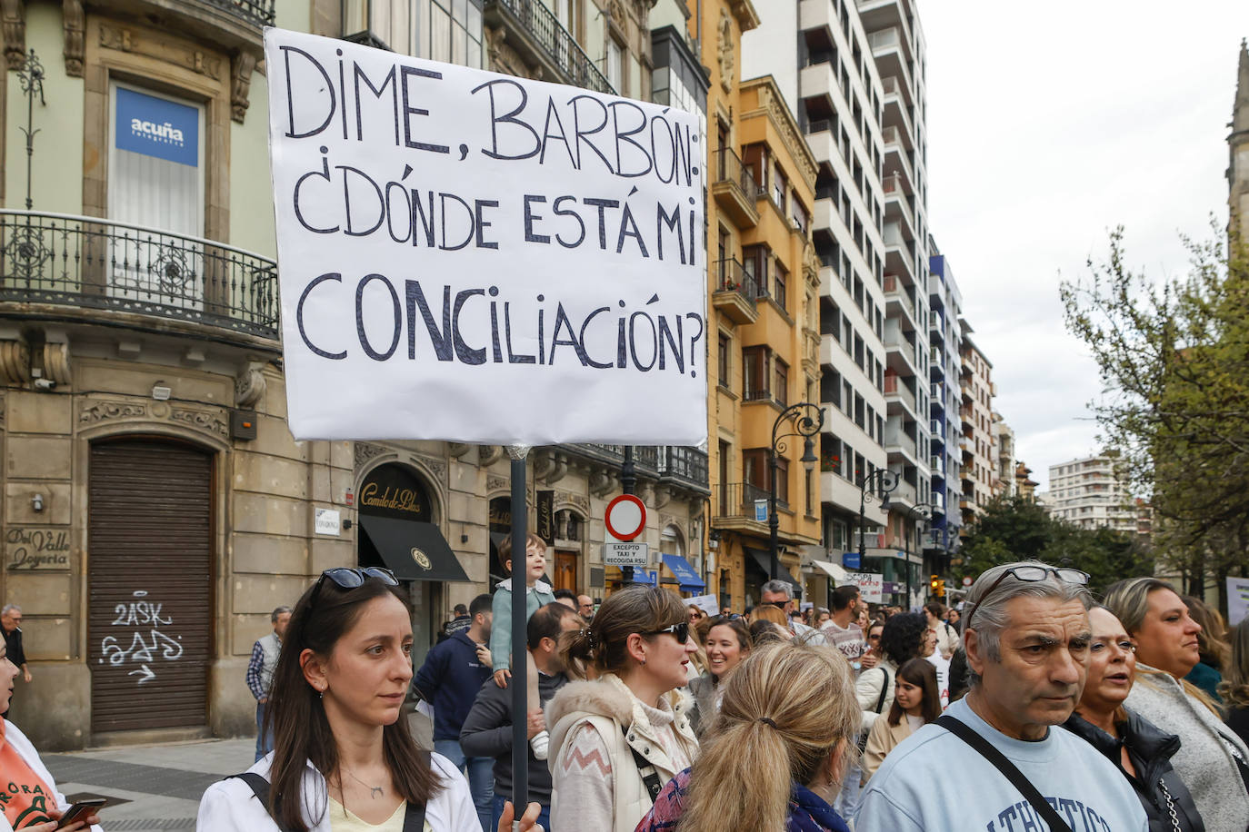 Multitudinaria protesta de sanitarios en Gijón: «No es por dinero, consejero»