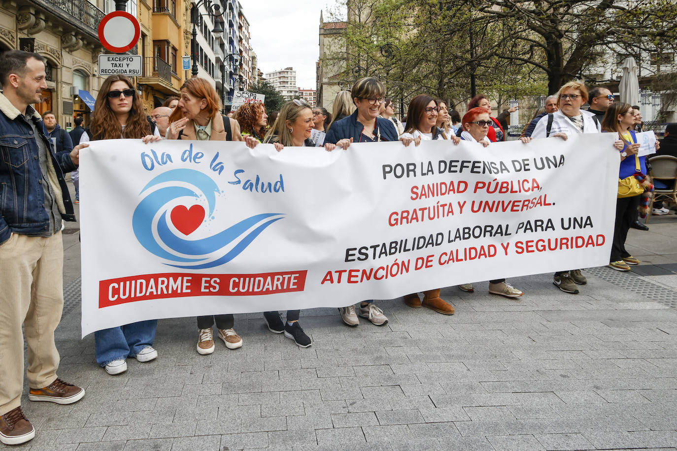 Multitudinaria protesta de sanitarios en Gijón: «No es por dinero, consejero»