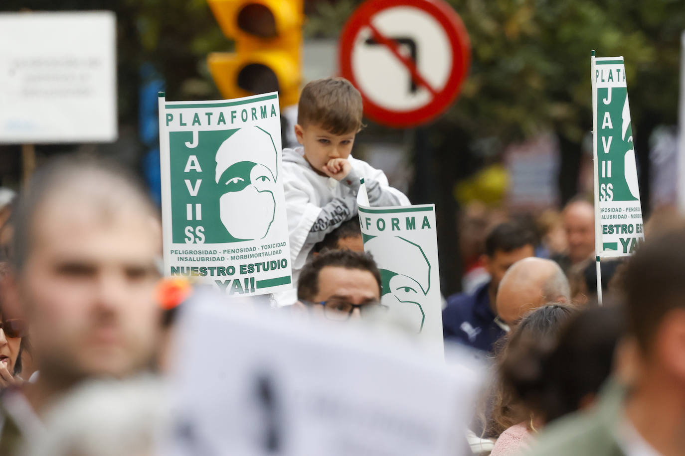 Multitudinaria protesta de sanitarios en Gijón: «No es por dinero, consejero»