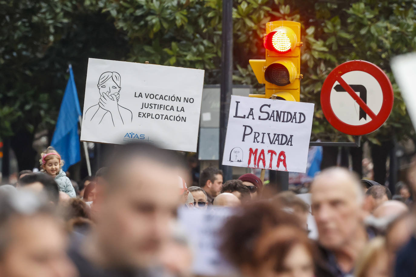 Multitudinaria protesta de sanitarios en Gijón: «No es por dinero, consejero»