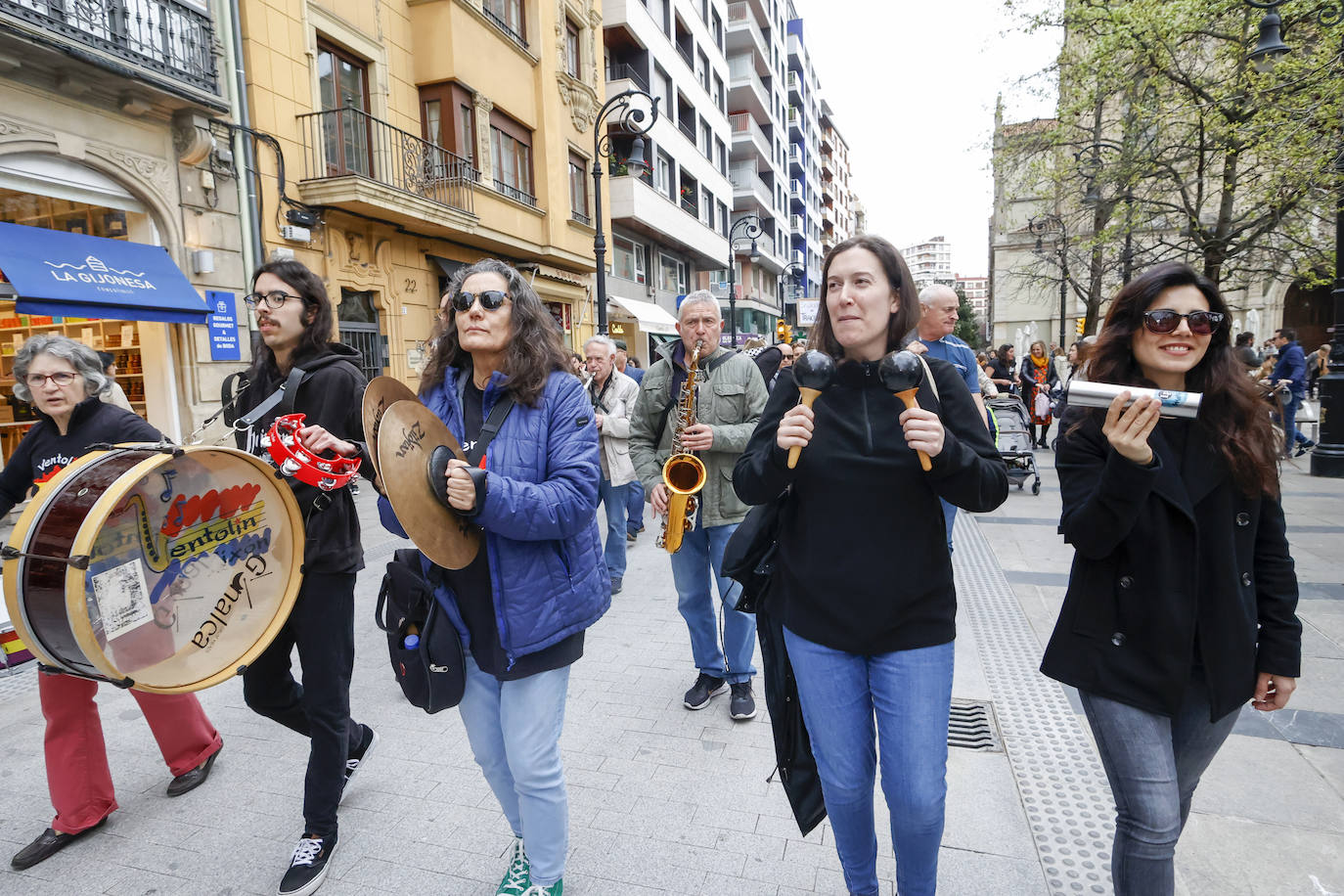 Multitudinaria protesta de sanitarios en Gijón: «No es por dinero, consejero»