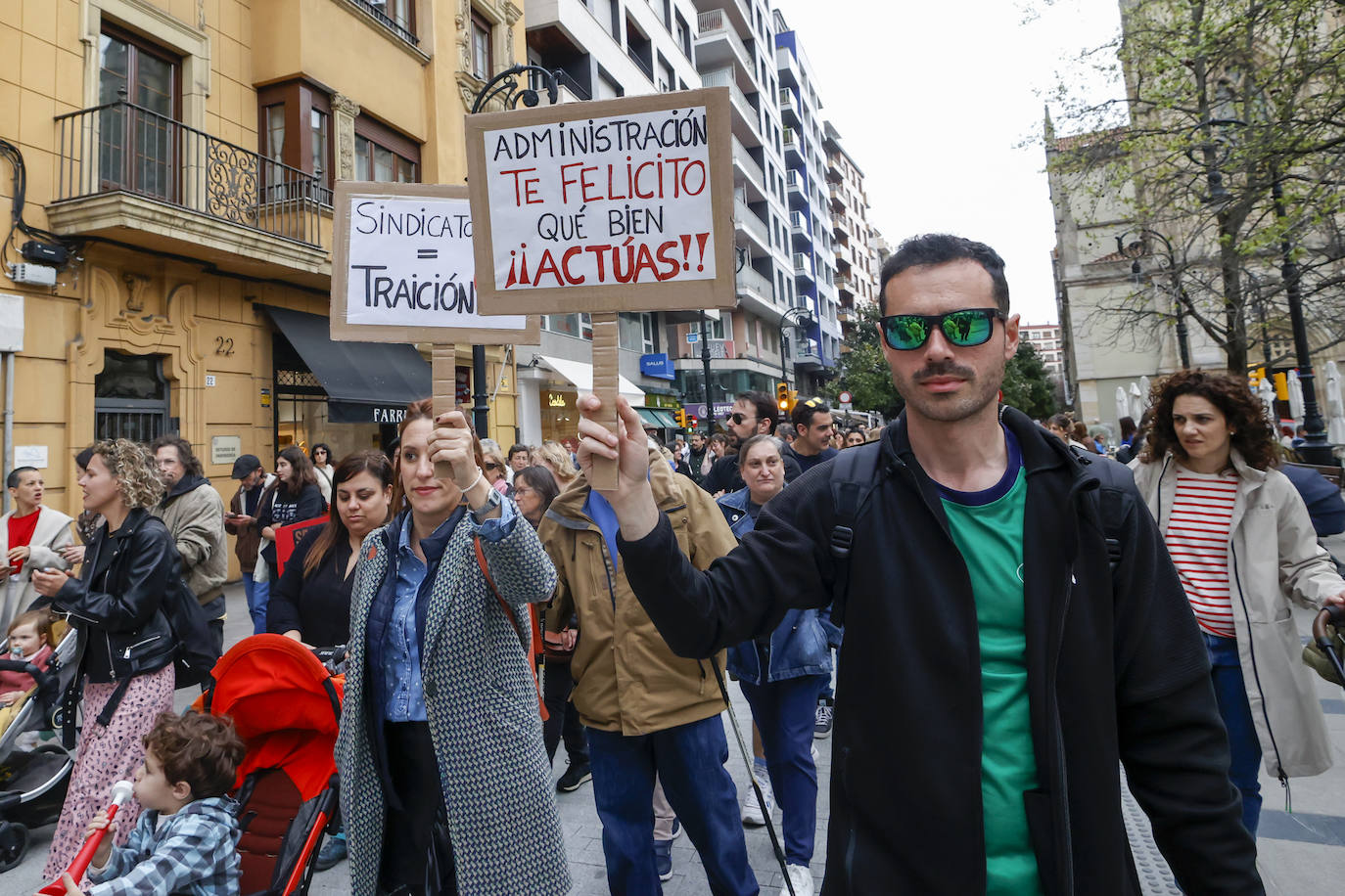 Multitudinaria protesta de sanitarios en Gijón: «No es por dinero, consejero»