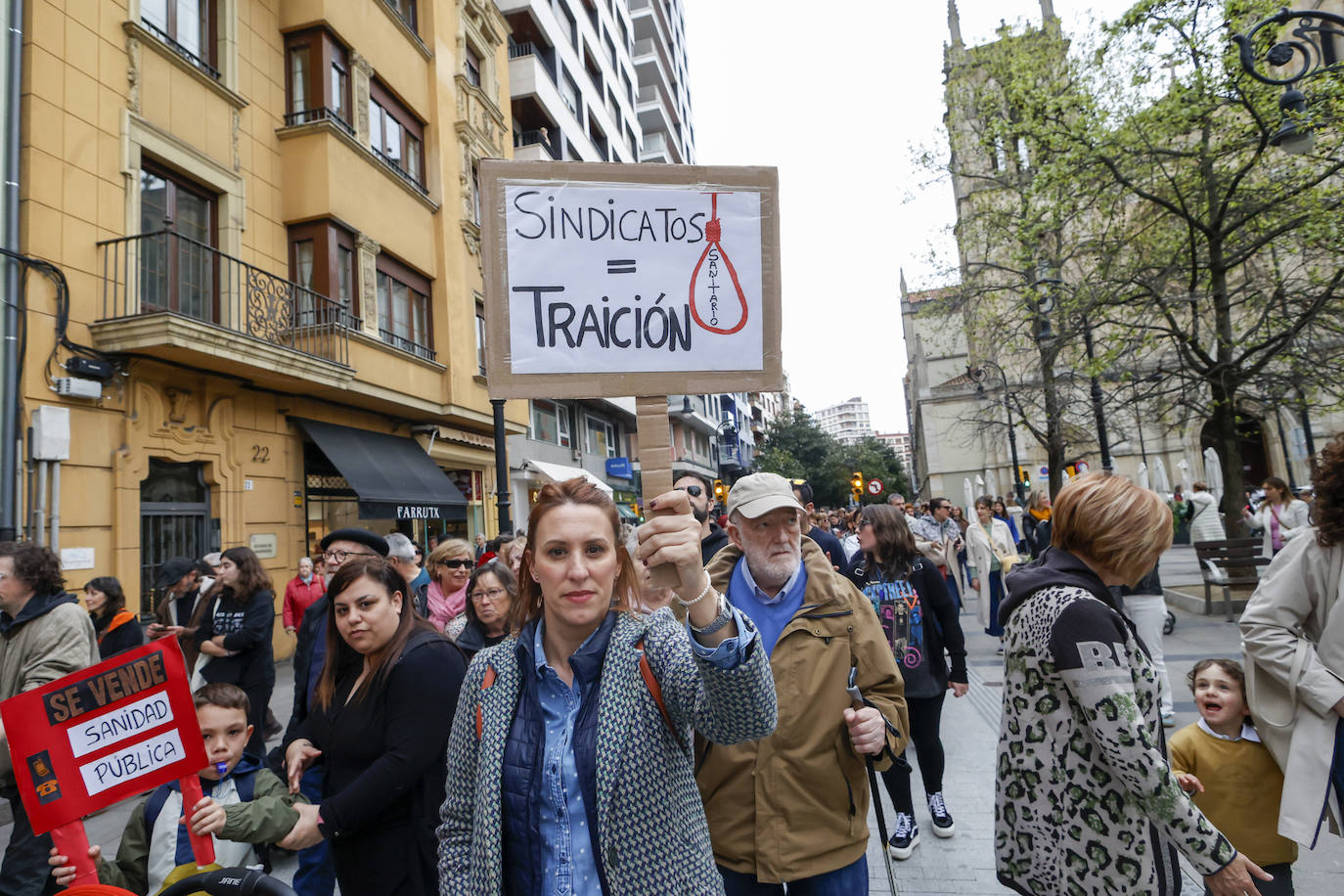 Multitudinaria protesta de sanitarios en Gijón: «No es por dinero, consejero»