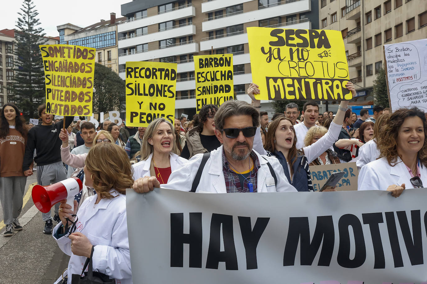 Multitudinaria protesta de sanitarios en Gijón: «No es por dinero, consejero»