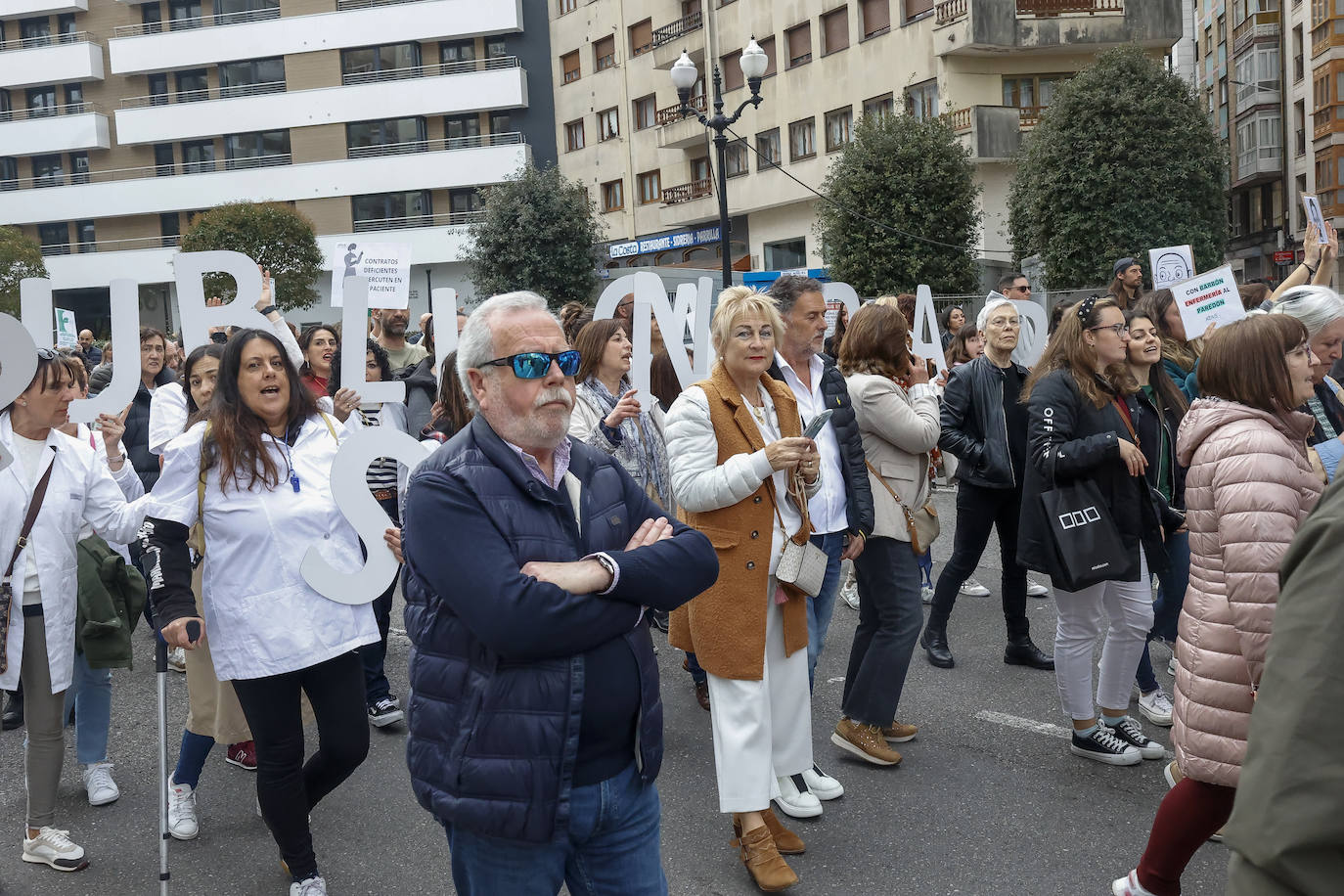 Multitudinaria protesta de sanitarios en Gijón: «No es por dinero, consejero»