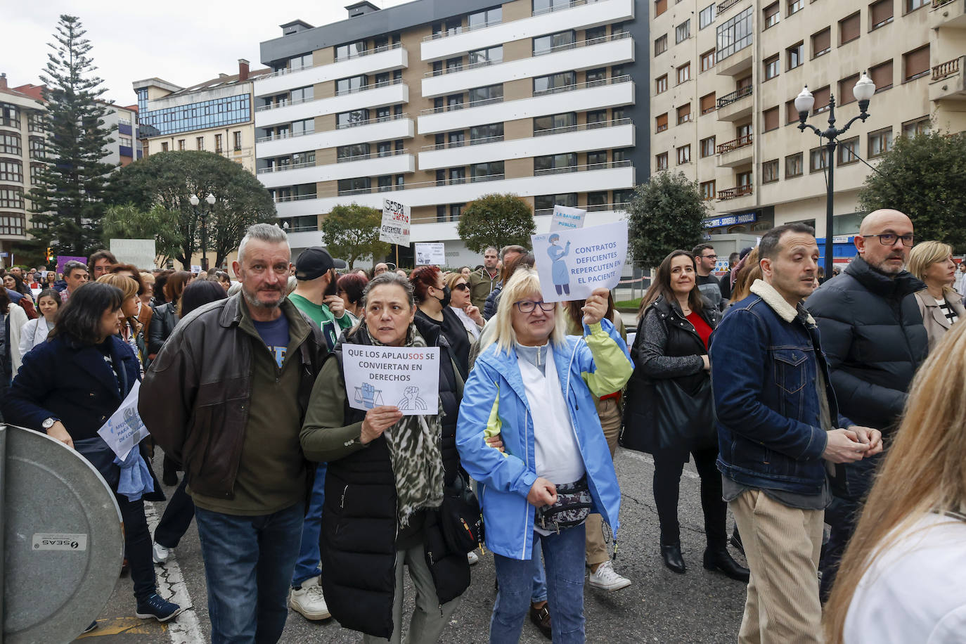 Multitudinaria protesta de sanitarios en Gijón: «No es por dinero, consejero»