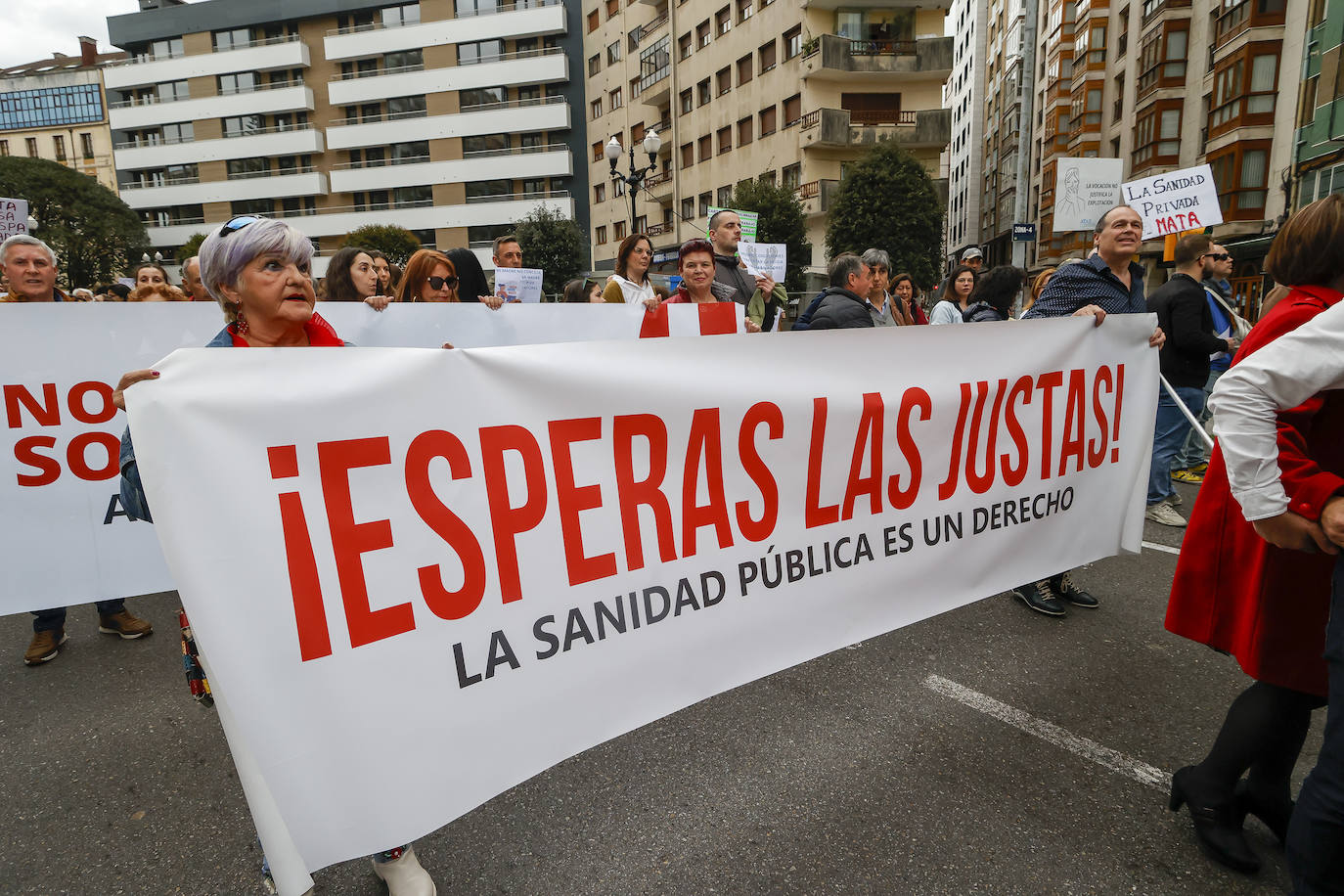 Multitudinaria protesta de sanitarios en Gijón: «No es por dinero, consejero»