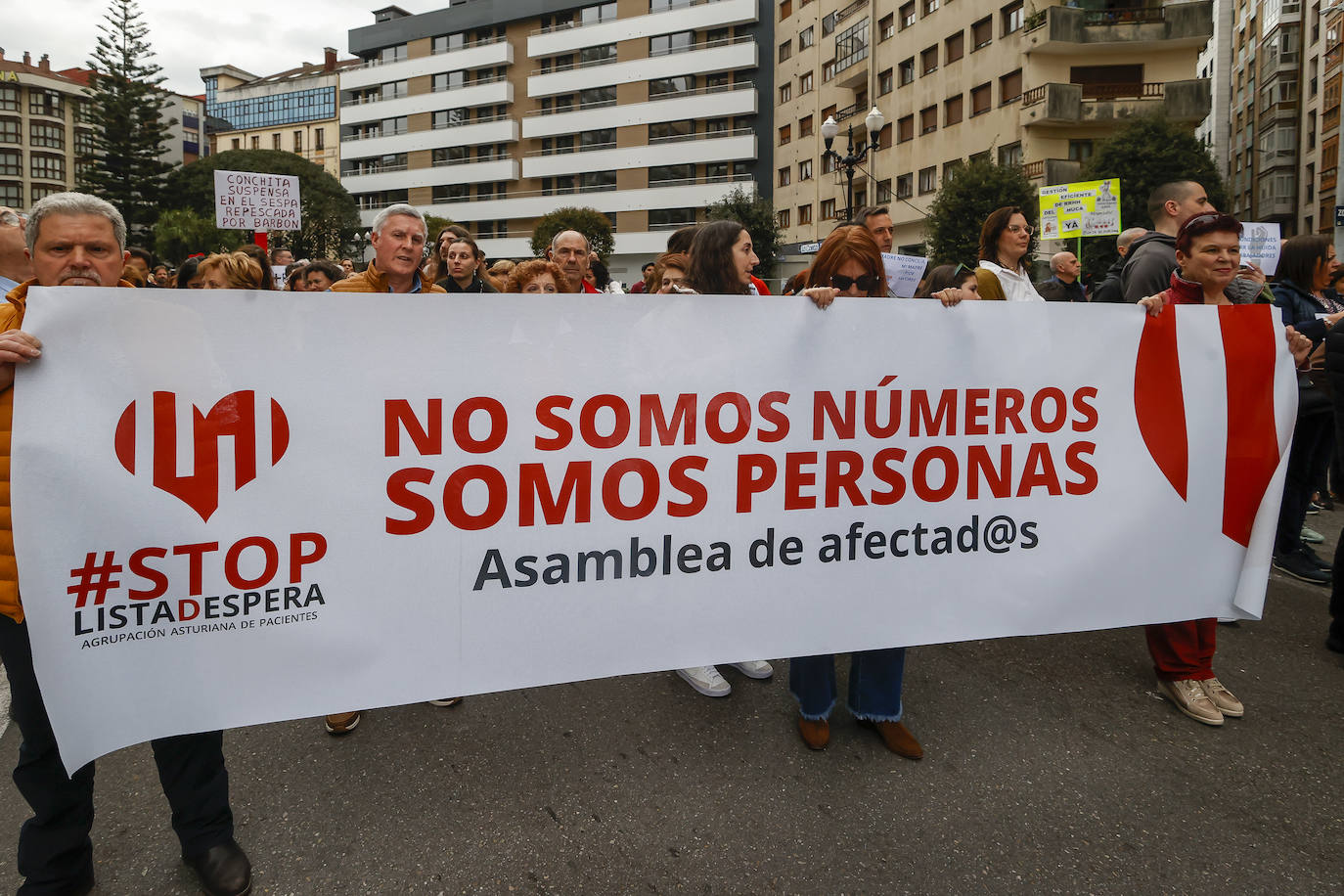 Multitudinaria protesta de sanitarios en Gijón: «No es por dinero, consejero»