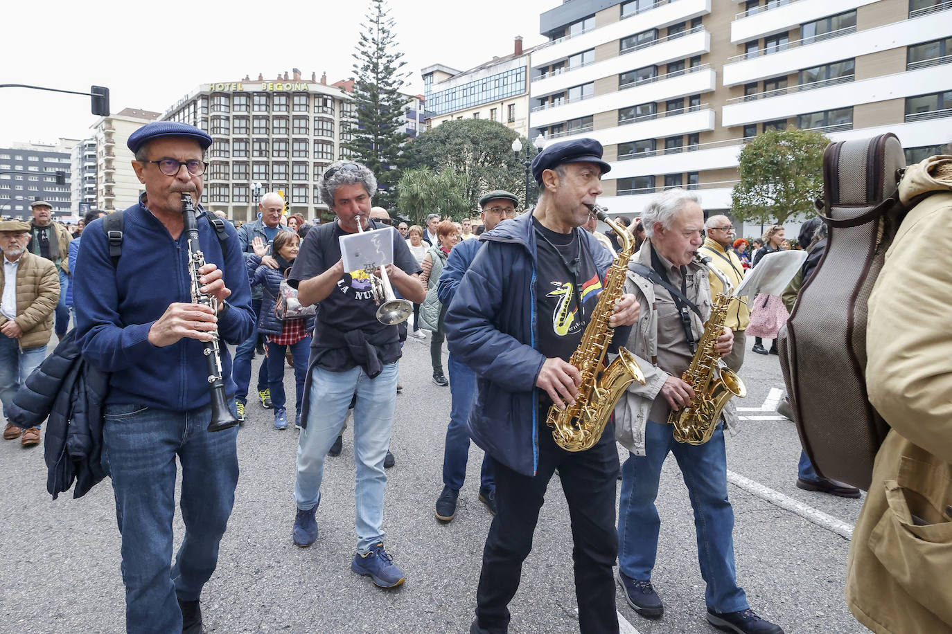 Multitudinaria protesta de sanitarios en Gijón: «No es por dinero, consejero»