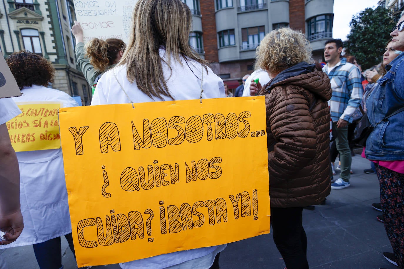 Multitudinaria protesta de sanitarios en Gijón: «No es por dinero, consejero»
